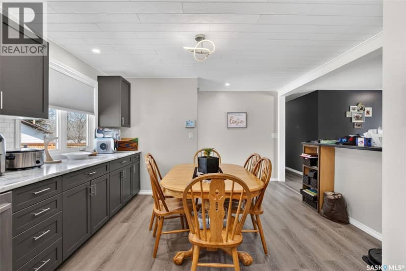 209 Albert AVENUE S — photo 24 of 40