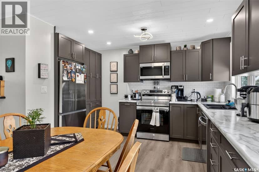 209 Albert AVENUE S — photo 26 of 40
