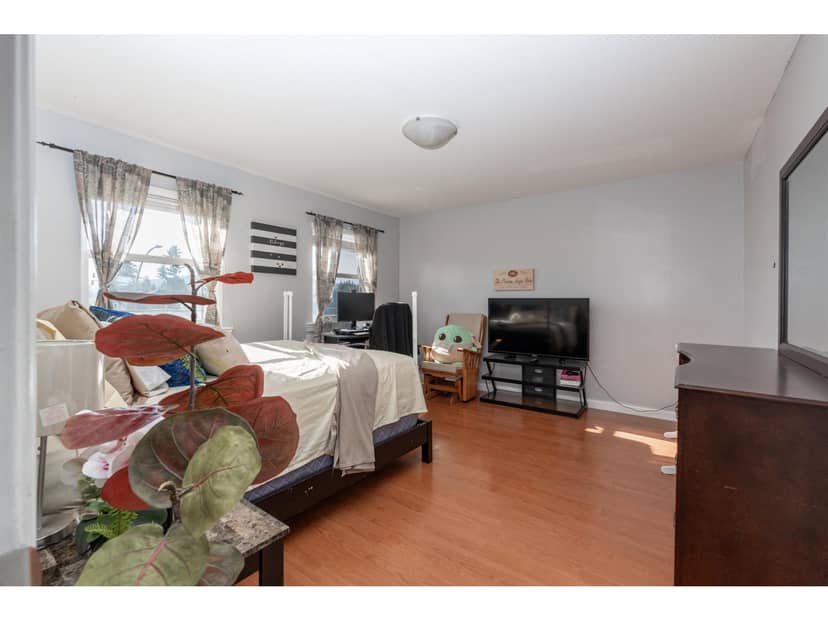 8364 HARRIS STREET, Mission, photo 3