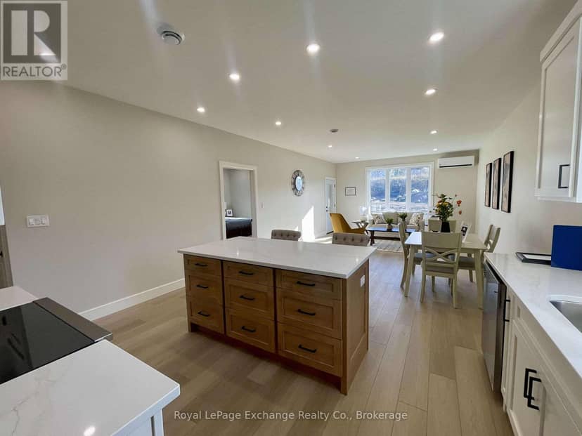 16 Mercedes Crescent N — photo 3 of 18