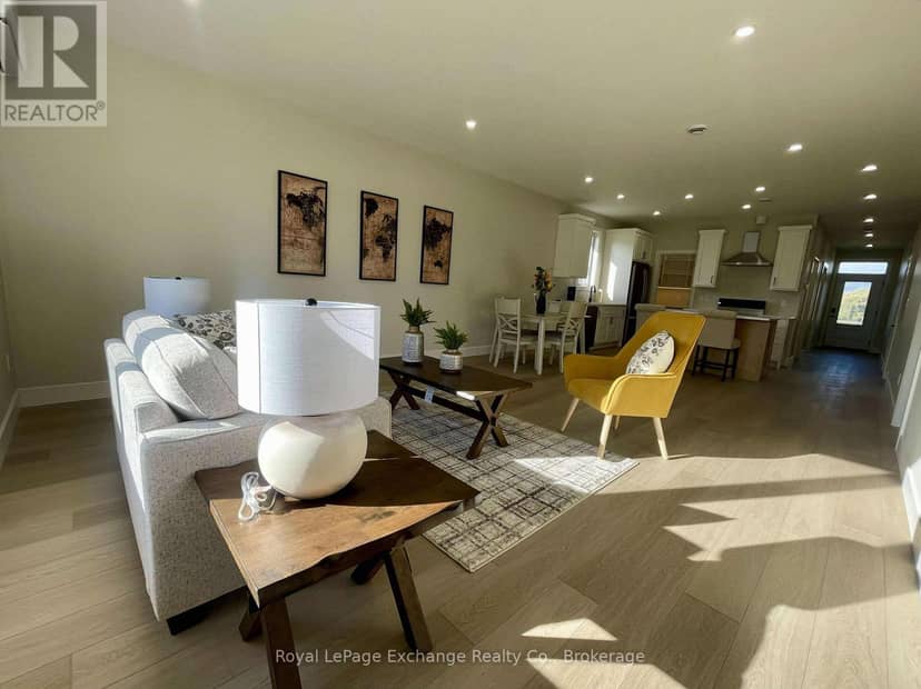 20 Mercedes Crescent — photo 7 of 19