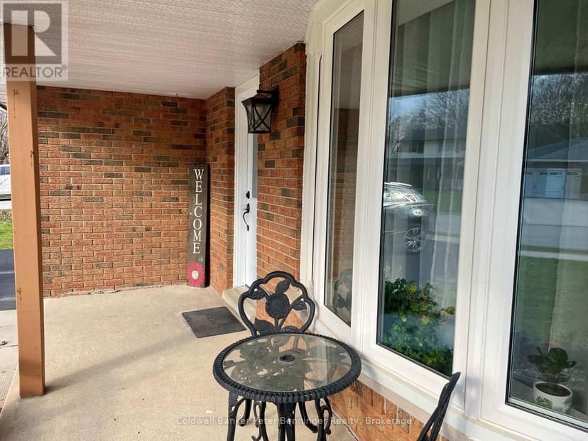 1038 Wellington Street — photo 4 of 33