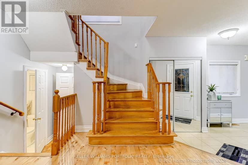 45 Olympia Crescent — photo 10 of 25