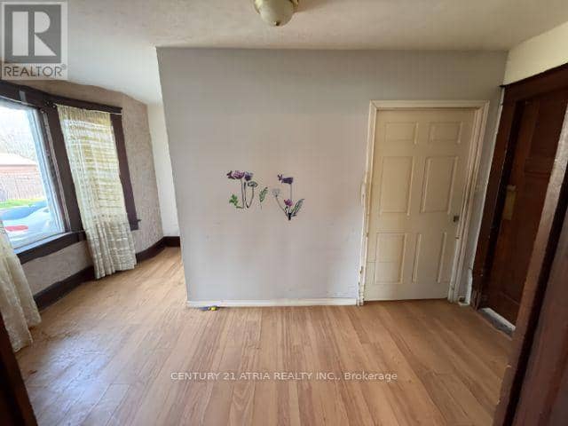 377 Guelph Street — photo 4 of 7