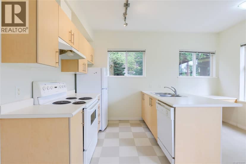 207 1550 Church Ave, Saanich, photo 4