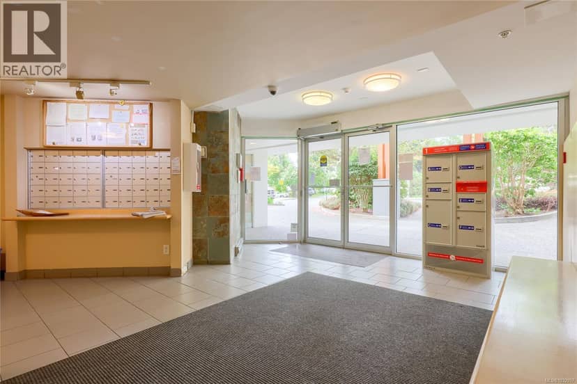 207 1550 Church Ave, Saanich, photo 3