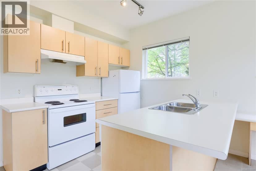 207 1550 Church Ave, Saanich, photo 5