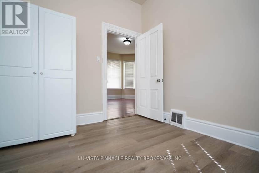 571 Dufferin Avenue — photo 8 of 17