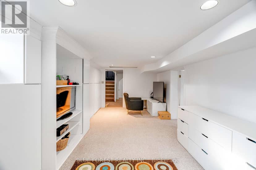 521 Upper Queen Street — photo 34 of 40