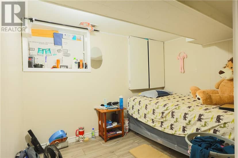 422 Queen Street — photo 10 of 24