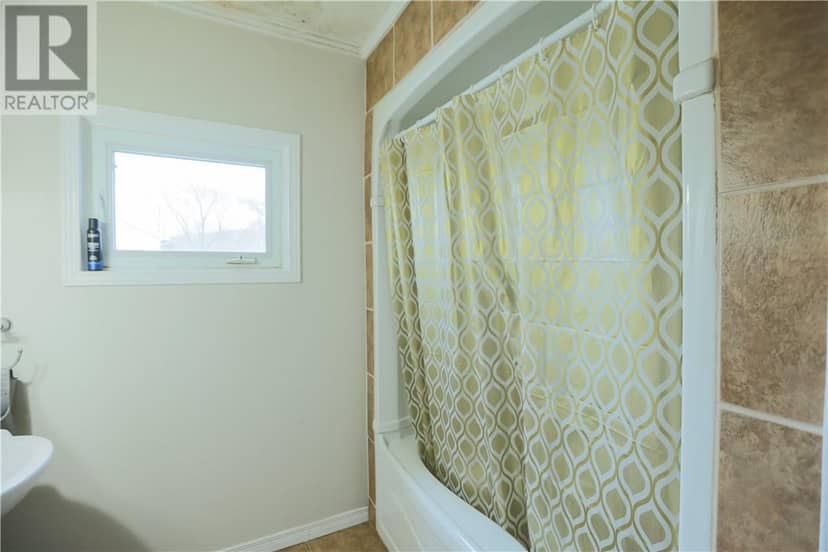 422 Queen Street — photo 11 of 24