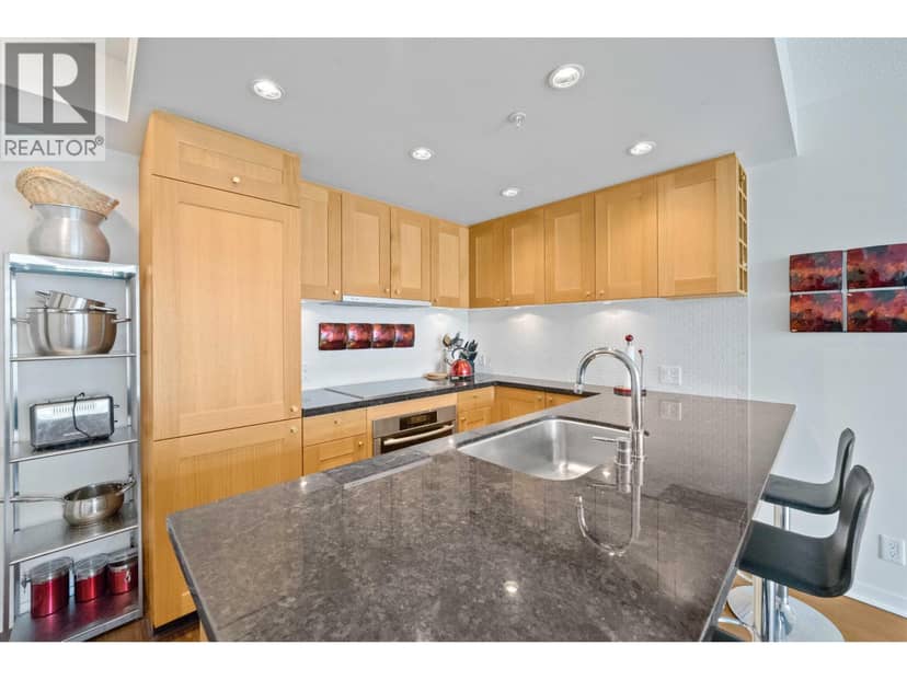 2001 821 CAMBIE STREET, Vancouver, photo 2