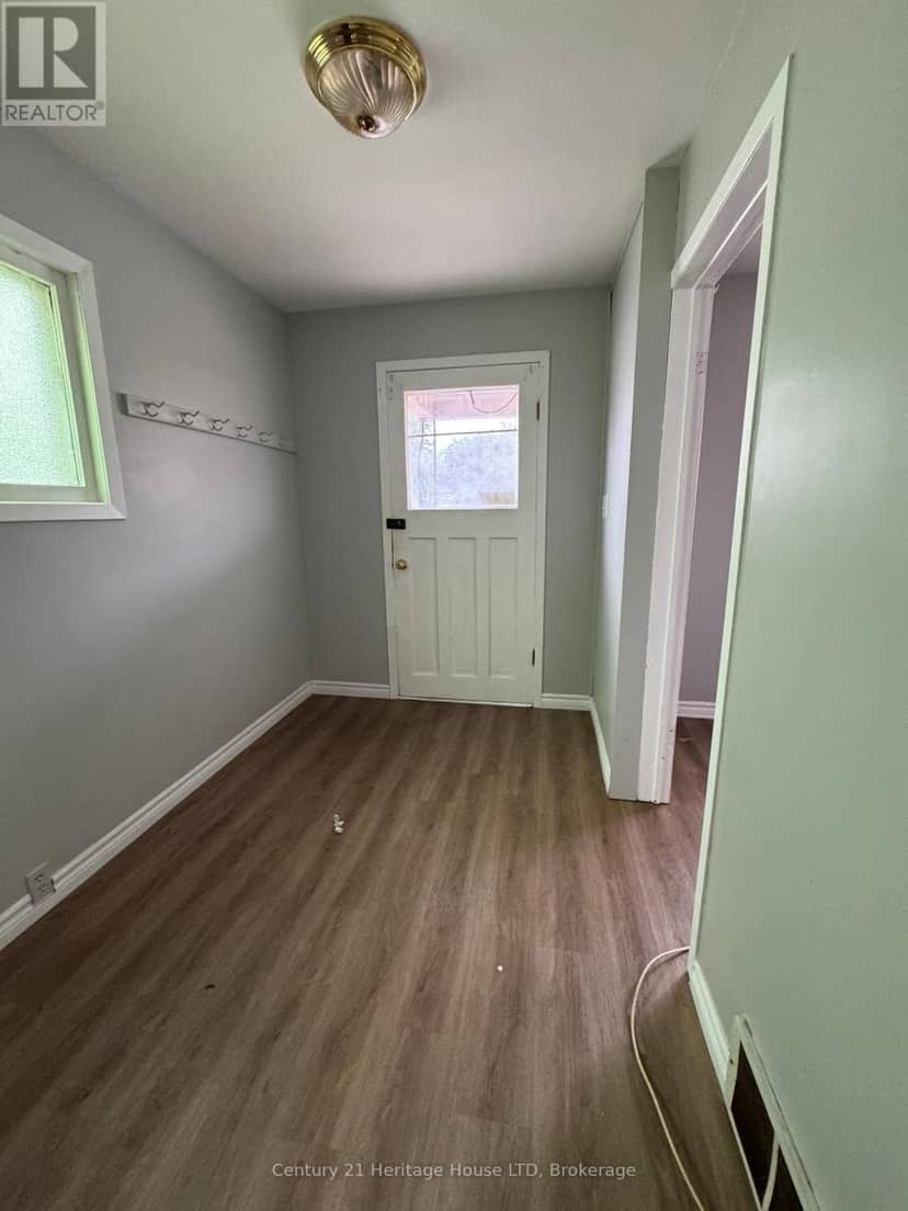 4688 Ryerson Crescent — photo 6 of 19