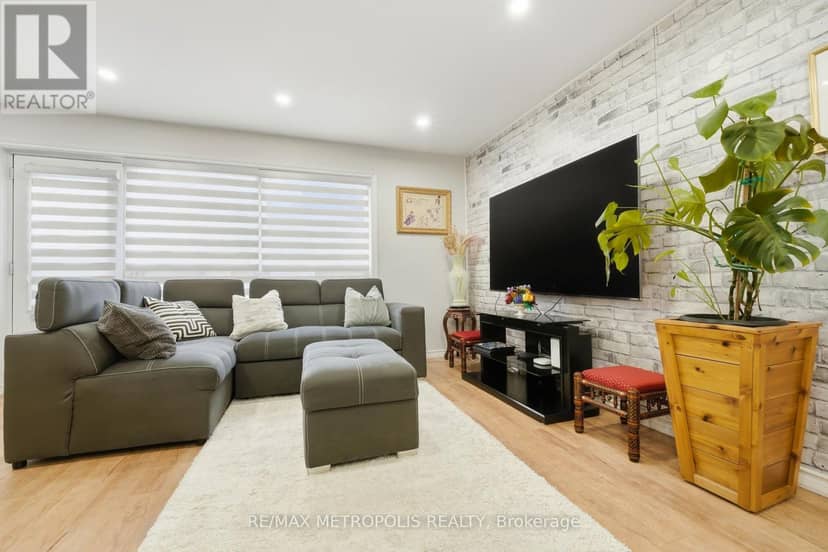 205 - 5877 Bathurst Street — photo 11 of 26