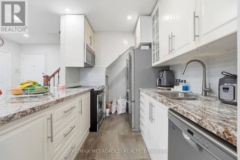 205 - 5877 Bathurst Street — photo 15 of 26