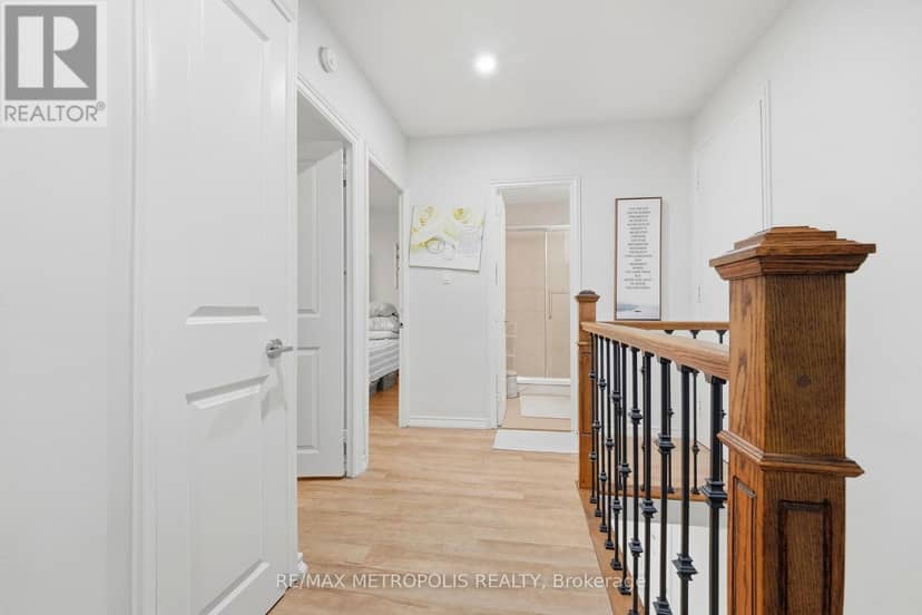 205 - 5877 Bathurst Street — photo 4 of 26