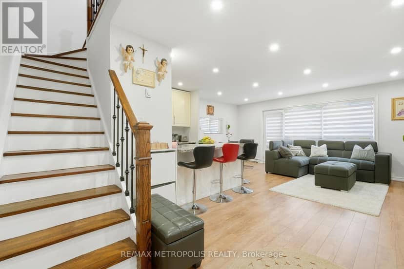 205 - 5877 Bathurst Street — photo 5 of 26