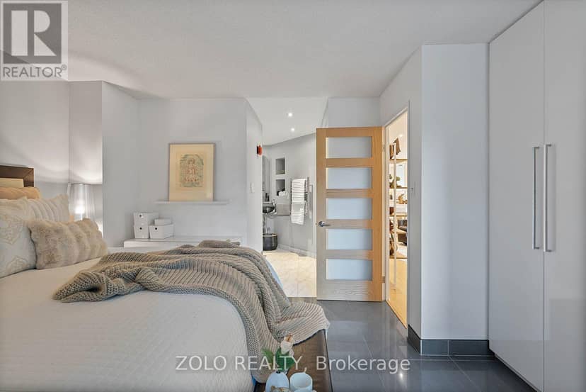 302 - 55 Lombard Street — photo 22 of 39
