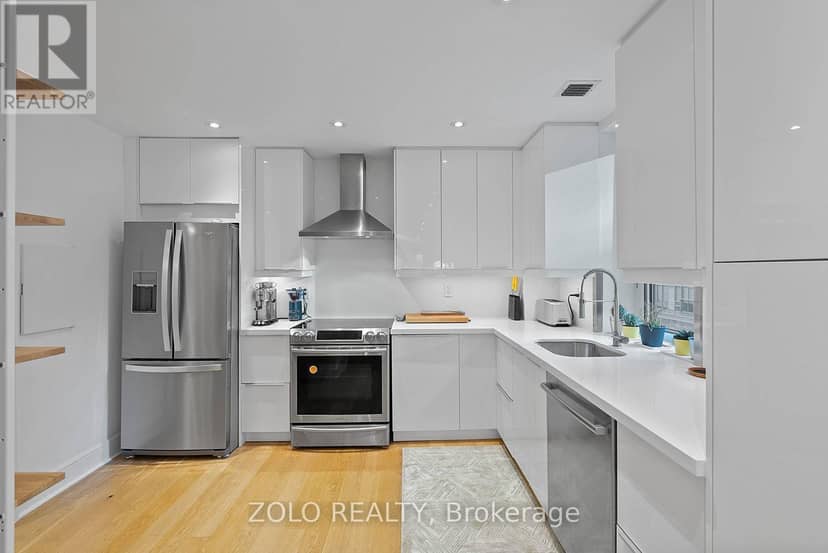 302 - 55 Lombard Street — photo 7 of 39