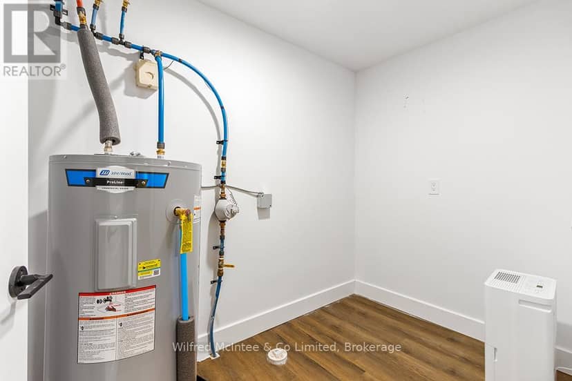 225 Saugeen Street — photo 38 of 40