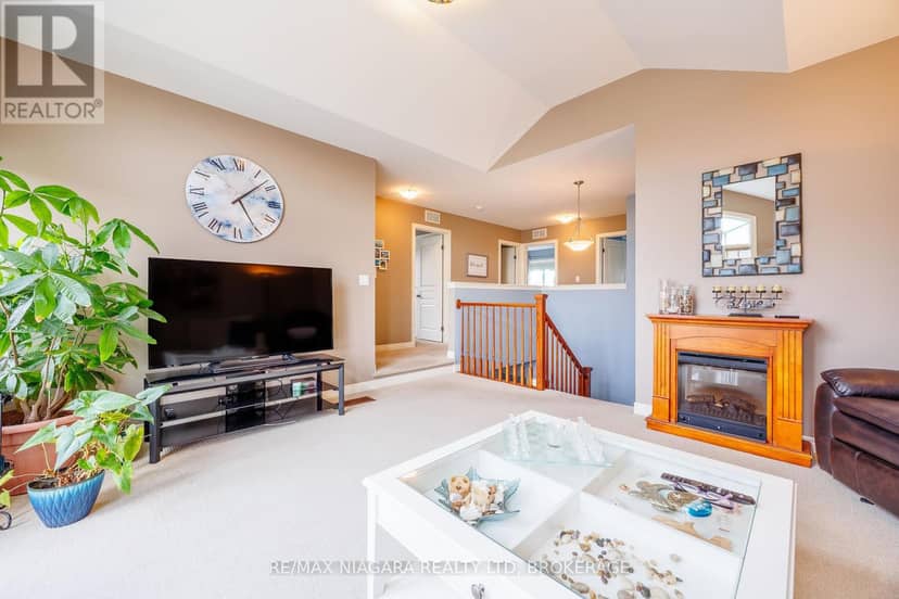 5744 Jake Crescent — photo 18 of 40