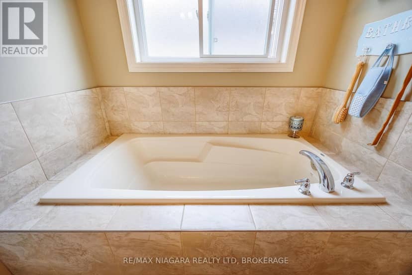 5744 Jake Crescent — photo 30 of 40