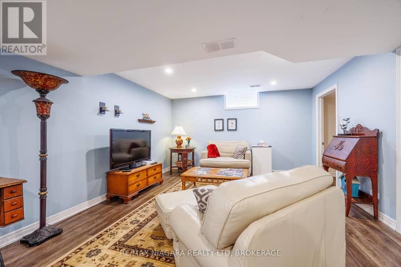 5744 Jake Crescent — photo 34 of 40