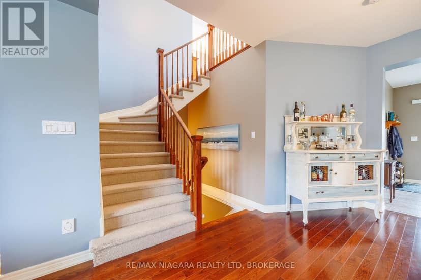5744 Jake Crescent — photo 5 of 40