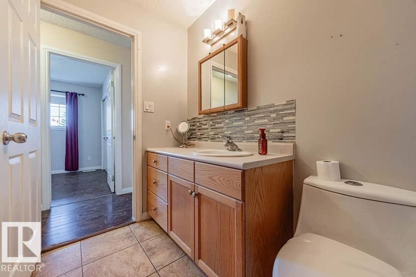 5026 53 Ave — photo 9 of 33