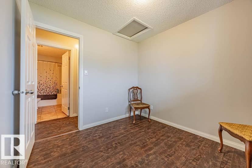 5026 53 Ave — photo 15 of 33