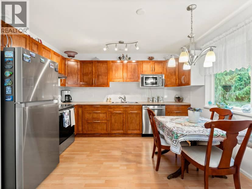 38 5761 WHARF AVENUE, Sechelt, photo 2