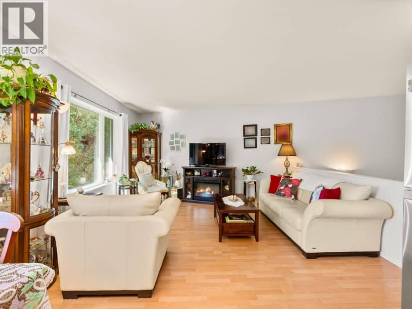 38 5761 WHARF AVENUE, Sechelt, photo 3