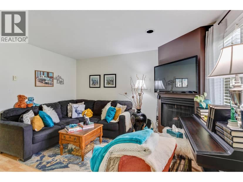 205 1518 BOWSER AVENUE, North Vancouver, photo 3
