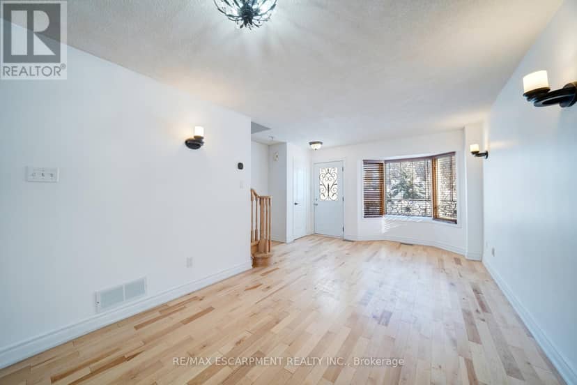 108 Olde Bayview Avenue, Richmond Hill, photo 4