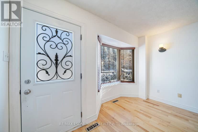 108 Olde Bayview Avenue, Richmond Hill, photo 3
