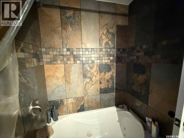 11 Banks CRESCENT — photo 15 of 27