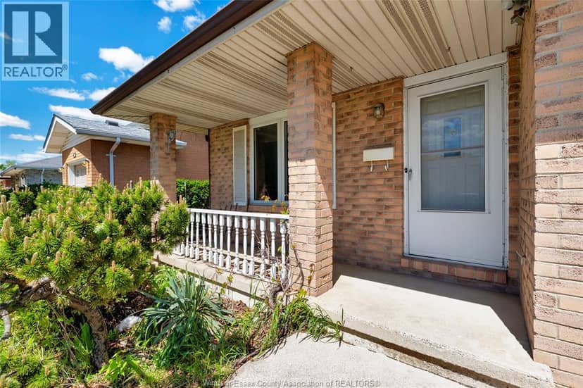 1042 Brookview Crescent — photo 3 of 23