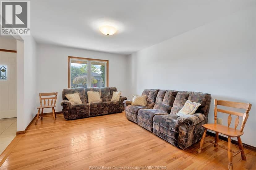 1042 Brookview Crescent — photo 7 of 23