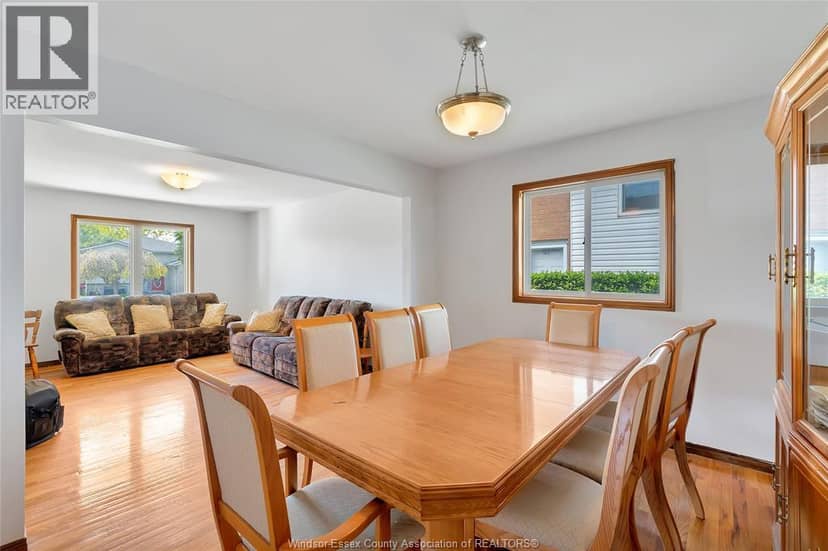 1042 Brookview Crescent — photo 9 of 23