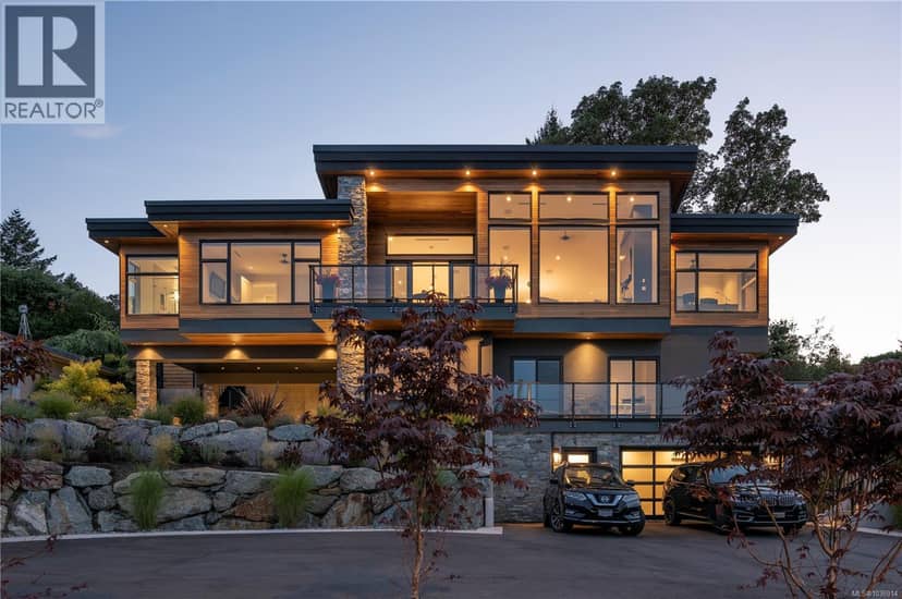 928 Claremont Ave, Saanich