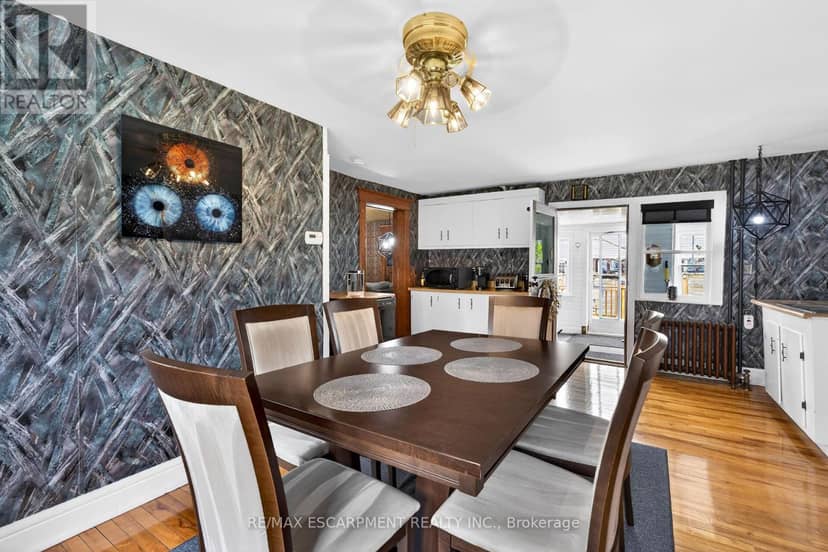 35 Ottawa Street S — photo 18 of 40