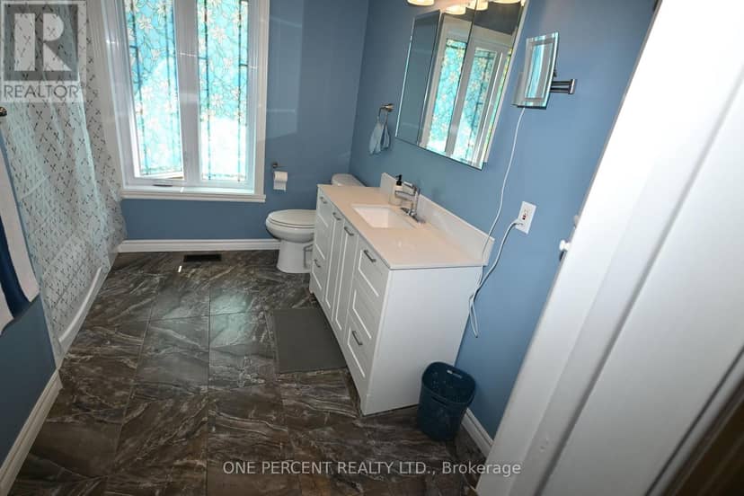 2010 Rue Du Parc Street W — photo 8 of 25