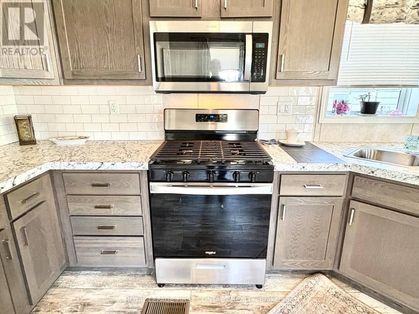 40 Shamrock Crescent — photo 10 of 22