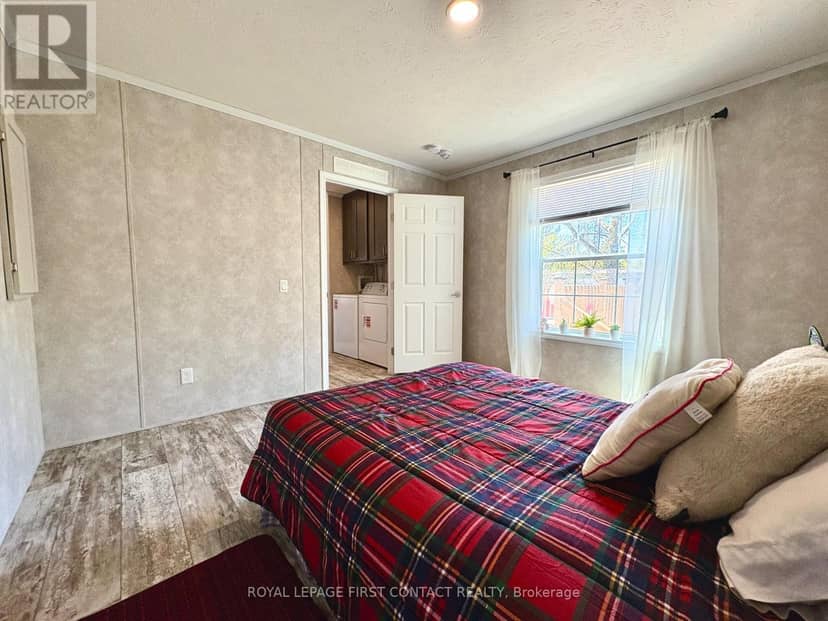 40 Shamrock Crescent — photo 14 of 22