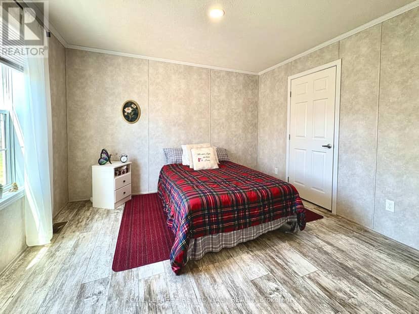 40 Shamrock Crescent — photo 16 of 22