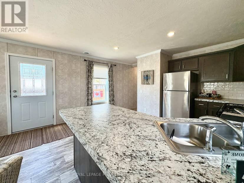 40 Shamrock Crescent — photo 9 of 22