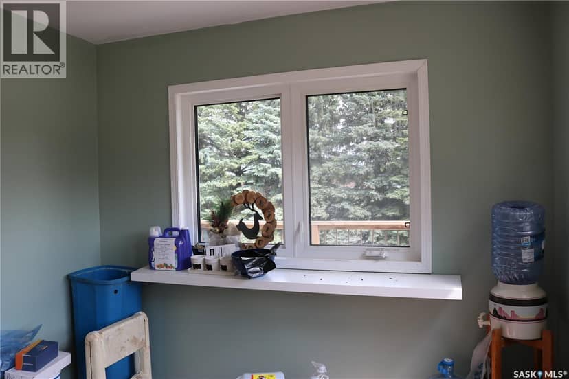 211 Pipestone AVENUE — photo 4 of 40