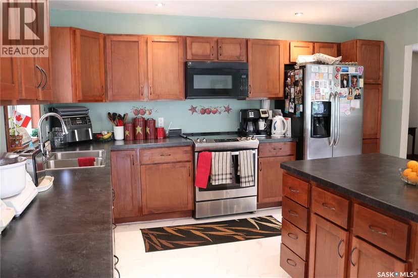 211 Pipestone AVENUE — photo 5 of 40