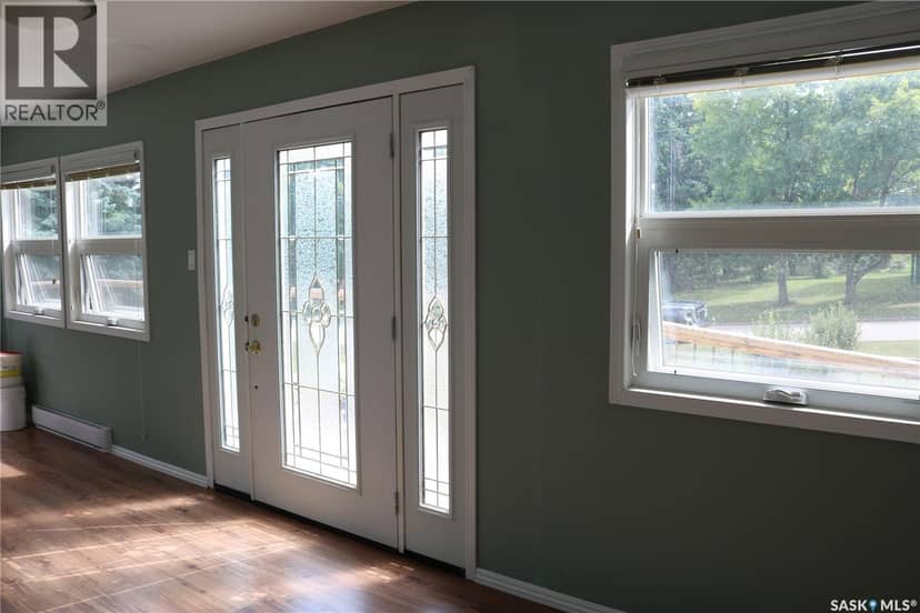 211 Pipestone AVENUE — photo 3 of 40