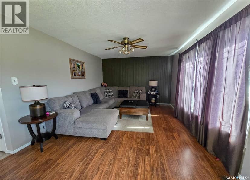 15 Mackenzie DRIVE — photo 2 of 34